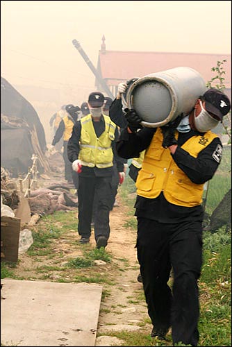 LPG 통을 옮기는 경찰관들 